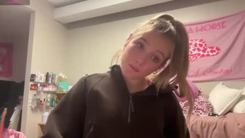 Snapshot of lexaarose05 chatting on March 1, 2025, 4:37 am lexisRose online show from March 1, 2025, 4:37 am