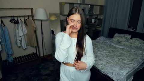 Snapshot of leyla_dream chatting on October 15, 2025, 8:20 pm Mira online show from October 15, 2025, 8:20 pm