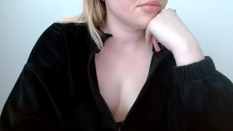 Snapshot of leyla_le chatting on June 3, 2026, 6:05 am Leyla online show from June 3, 2026, 6:05 am