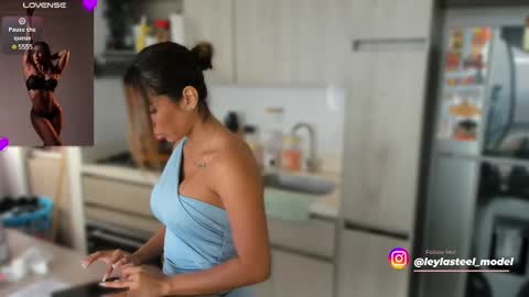 INSTA leylasteel model         online show from March 5, 2025, 1:50 pm