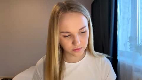 Mia online show from November 18, 2025, 11:36 am