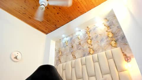 lia_mariana online show from December 16, 2025, 6:24 pm