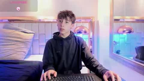 liaml_18_ online show from November 24, 2025, 9:25 pm