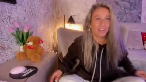 Snapshot of liannaa_ chatting on December 21, 2025, 12:45 pm Lian online show from December 21, 2025, 12:45 pm