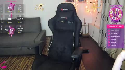 LiaQuinn online show from November 20, 2025, 2:50 pm