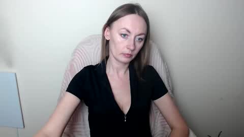 Lia online show from April 7, 2026, 11:43 am