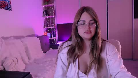 libra_mia online show from September 23, 2025, 4:15 am