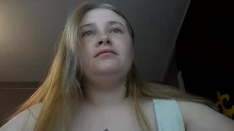Snapshot of light_lunaa chatting on June 27, 2026, 3:28 pm light_lunaa online show from June 27, 2026, 3:28 pm