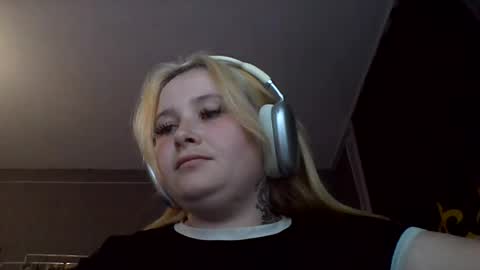 Snapshot of light_lunaa chatting on July 15, 2026, 4:34 pm light_lunaa online show from July 15, 2026, 4:34 pm