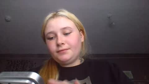 Snapshot of light_lunaa chatting on August 1, 2026, 4:39 pm light_lunaa online show from August 1, 2026, 4:39 pm