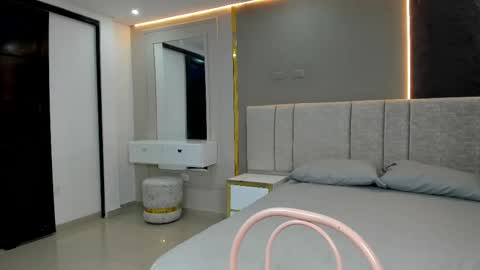 Snapshot of liittle_doll18 chatting on December 1, 2025, 12:43 pm Vanne online show from December 1, 2025, 12:43 pm