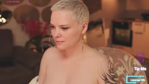 likaaberry online show from November 3, 2025, 4:03 am