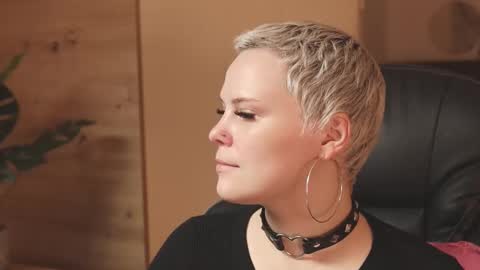 likaaberry online show from November 18, 2025, 12:31 pm