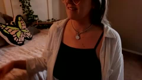Snapshot of like_cinnamon chatting on July 5, 2026, 3:41 pm Synthia online show from July 5, 2026, 3:41 pm