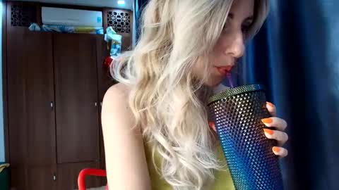 Mia                   Onlyfans link -  online show from March 10, 2025, 10:04 am