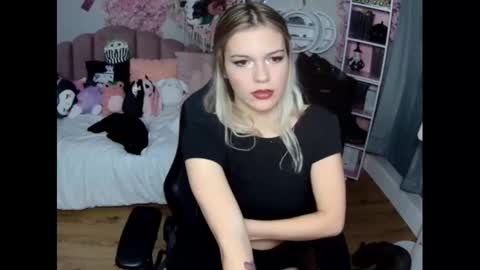 Snapshot of lil__bunny2005 chatting on December 2, 2024, 3:37 am Lil Bunny online show from December 2, 2024, 3:37 am