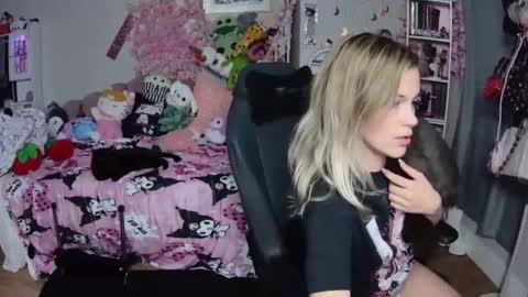 Snapshot of lil__bunny2005 chatting on January 2, 2025, 12:13 am Lil Bunny online show from January 2, 2025, 12:13 am