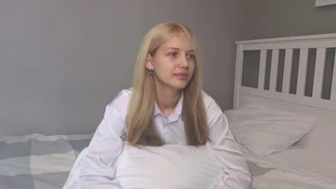 Snapshot of lil_tasty33 chatting on September 21, 2025, 8:16 am Emma online show from September 21, 2025, 8:16 am