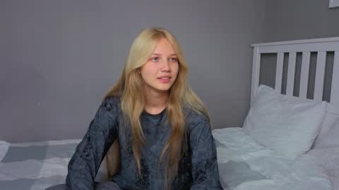 Snapshot of lil_tasty33 chatting on October 13, 2025, 9:42 am Emma online show from October 13, 2025, 9:42 am