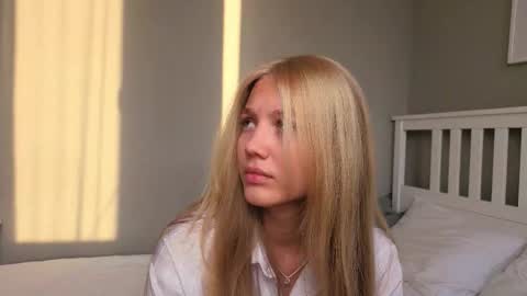 Snapshot of lil_tasty33 chatting on October 21, 2025, 10:05 am Emma online show from October 21, 2025, 10:05 am
