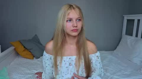 Snapshot of lil_tasty33 chatting on October 23, 2025, 9:52 am Emma online show from October 23, 2025, 9:52 am