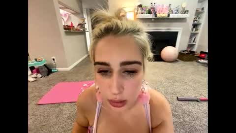 Snapshot of lil_uzi_sqquirt chatting on February 14, 2026, 3:36 am Pink mink online show from February 14, 2026, 3:36 am