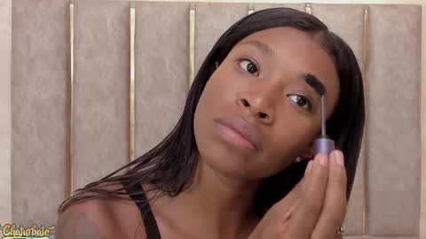 lila bailey  online show from November 19, 2025, 7:47 pm