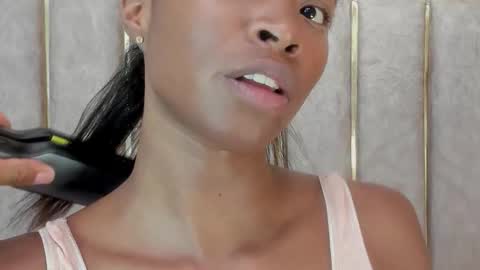 lila bailey  online show from December 17, 2025, 7:53 pm