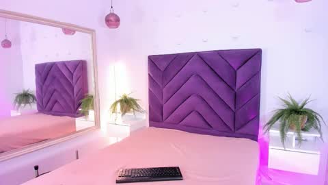 lila bailey  online show from December 22, 2025, 9:34 pm