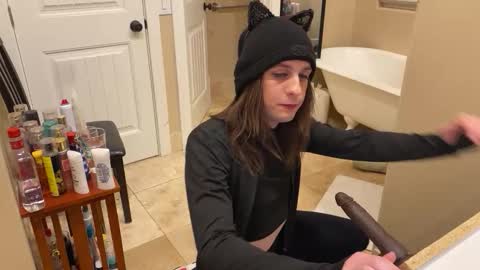 Kristin online show from November 25, 2025, 5:51 am