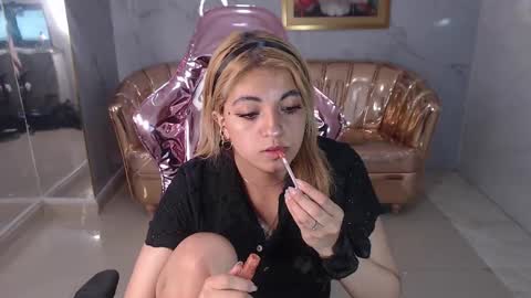 Lili online show from February 25, 2025, 8:19 pm