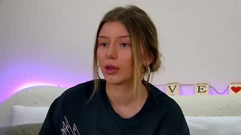 Mia online show from February 17, 2025, 10:07 am