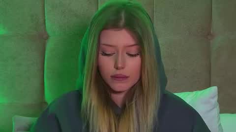 Mia online show from February 21, 2025, 4:26 pm