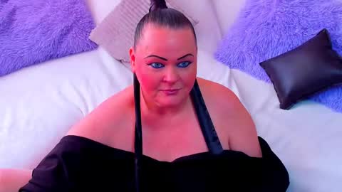 Snapshot of lilian_biegert chatting on May 8, 2026, 9:36 am Lili online show from May 8, 2026, 9:36 am