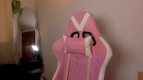 Snapshot of lilian_vergara chatting on March 7, 2025, 9:06 pm holis soy lily chang no olvides el pulgar arriba es muy importante para mi 3 independent model online show from March 7, 2025, 9:06 pm