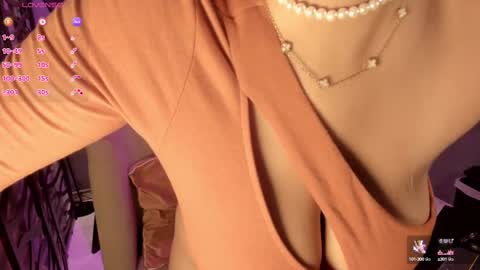 Snapshot of lilian_vergara chatting on September 15, 2025, 8:20 pm holis soy lily chang no olvides el pulgar arriba es muy importante para mi 3 independent model online show from September 15, 2025, 8:20 pm