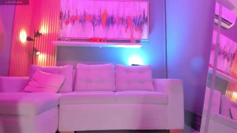 Snapshot of lilian_vergara chatting on February 4, 2026, 7:42 pm holis soy lily chang no olvides el pulgar arriba es muy importante para mi 3 independent model online show from February 4, 2026, 7:42 pm