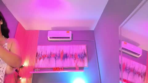 Snapshot of lilian_vergara chatting on February 13, 2026, 7:54 pm holis soy lily chang no olvides el pulgar arriba es muy importante para mi 3 independent model online show from February 13, 2026, 7:54 pm
