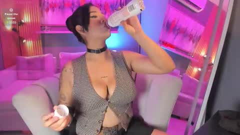 Snapshot of lilian_vergara chatting on February 19, 2026, 8:05 pm holis soy lily chang no olvides el pulgar arriba es muy importante para mi 3 independent model online show from February 19, 2026, 8:05 pm