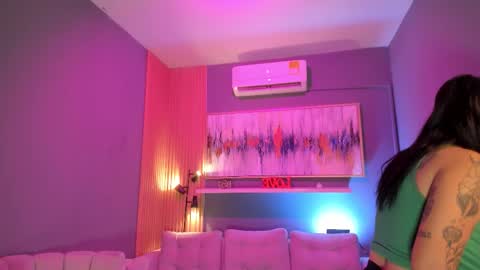Snapshot of lilian_vergara chatting on March 18, 2026, 7:50 pm holis soy lily chang no olvides el pulgar arriba es muy importante para mi 3 independent model online show from March 18, 2026, 7:50 pm