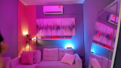 Snapshot of lilian_vergara chatting on March 25, 2026, 8:04 pm holis soy lily chang no olvides el pulgar arriba es muy importante para mi 3 independent model online show from March 25, 2026, 8:04 pm