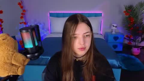 Lili Bakery online show from October 21, 2025, 1:50 am