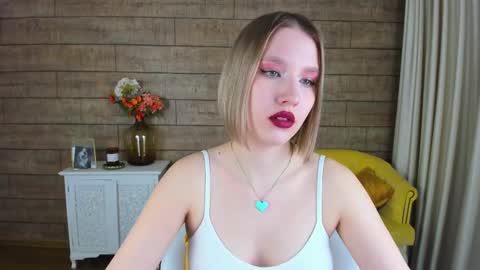 LiliLinn online show from February 12, 2025, 2:43 pm