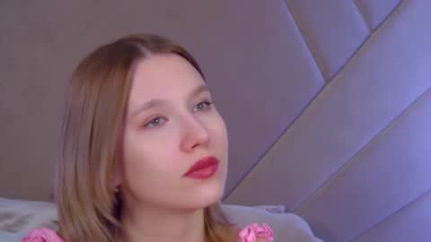 LiliLinn online show from December 1, 2025, 5:01 am