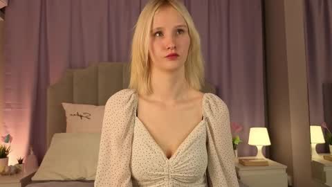 LiliMew online show from April 15, 2026, 3:24 am