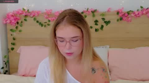 Snapshot of lilith_bonheur chatting on November 20, 2025, 2:34 am Lilith Bonheur online show from November 20, 2025, 2:34 am