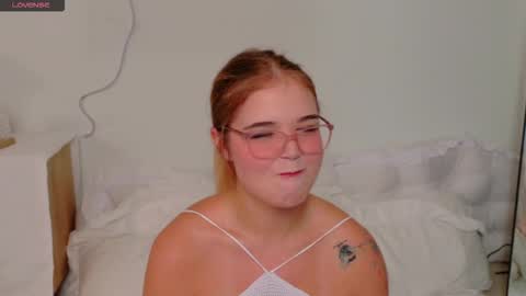 Snapshot of lilith_bonheur chatting on December 4, 2025, 2:21 am Lilith Bonheur online show from December 4, 2025, 2:21 am