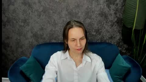 lillian_white1 online show from March 6, 2025, 8:08 am