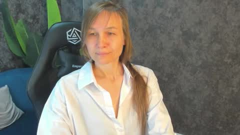 lillian_white1 online show from September 27, 2025, 12:04 am
