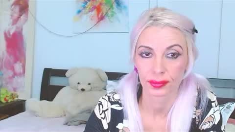 Lara online show from October 5, 2025, 8:40 pm